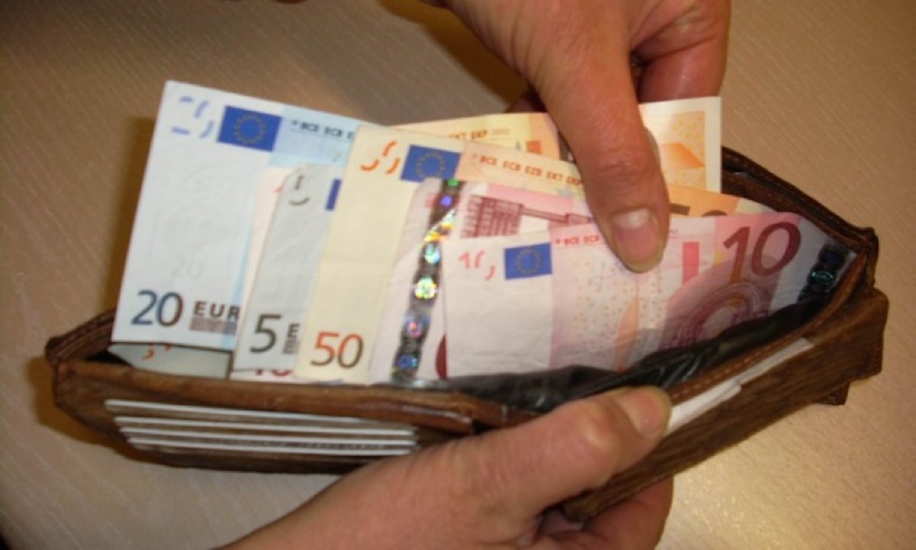 https://www.ragusanews.com/immagini_articoli/02-05-2025/modica-trova-un-portafoglio-con-3500-euro-in-contanti-e-lo-consegna-in-commissariato-500.jpg
