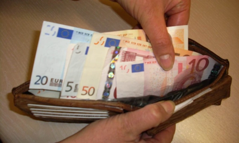 https://www.ragusanews.com/immagini_articoli/02-05-2025/modica-trova-un-portafoglio-con-3500-euro-in-contanti-e-lo-consegna-in-commissariato-500.webp