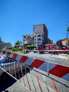 https://www.ragusanews.com/immagini_articoli/02-05-2025/ragusa-resta-incastrato-con-l-auto-nel-passaggio-a-livello-di-via-paestum-300.jpg
