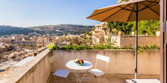 https://www.ragusanews.com/immagini_articoli/02-06-2021/scicli-albergo-diffuso-una-prenotazione-l-ora-mai-successo-siamo-pieni-280.jpg