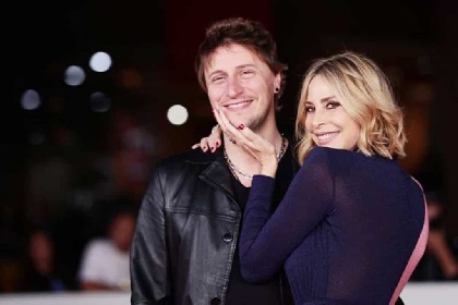 https://www.ragusanews.com/immagini_articoli/02-07-2021/stefania-orlando-e-il-marito-simone-gianlorenzi-saranno-presto-genitori-280.jpg