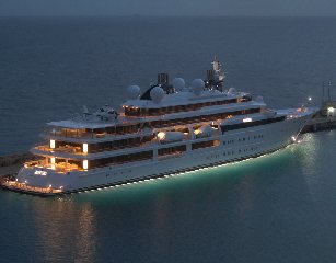 https://www.ragusanews.com/immagini_articoli/02-08-2018/1533240897-yacht-arrivato-katara-1-240.jpg