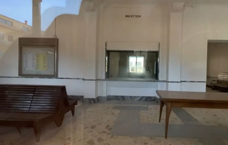 https://www.ragusanews.com/immagini_articoli/02-08-2022/ragusa-pochi-treni-ma-lenti-non-c-e-anima-viva-manco-in-biglietteria-500.jpg