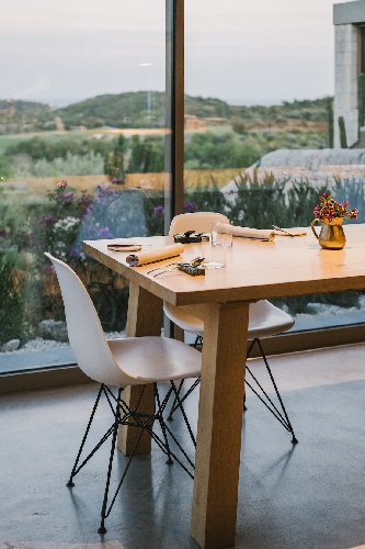 https://www.ragusanews.com/immagini_articoli/02-08-2023/1690963159-lo-chef-matteo-carnaghi-al-w-villadorata-country-restaurant-a-noto-1-500.jpg