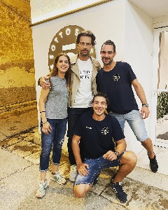 https://www.ragusanews.com/immagini_articoli/02-10-2022/1664699851-stefania-sandrelli-a-cena-a-marina-di-ragusa-nelle-pause-del-film-2-300.jpg