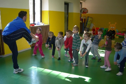 https://www.ragusanews.com/immagini_articoli/02-11-2021/educazione-fisica-alle-elementari-in-sicilia-servono-444-insegnanti-280.jpg