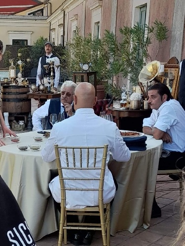 https://www.ragusanews.com/immagini_articoli/02-11-2023/1698922550-il-viaggio-di-giancarlo-giannini-per-ritrovare-mimi-metallurgico-foto-2-500.jpg