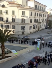 https://www.ragusanews.com/immagini_articoli/03-01-2022/fila-chilometrica-all-hub-vaccinale-di-ragusa-per-la-terza-dose-video-280.jpg