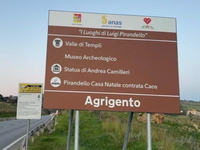 https://www.ragusanews.com/immagini_articoli/03-01-2025/agrigento-capitale-italiana-della-cultura-il-cartello-con-due-strafalcioni-in-4-righe-500.jpg