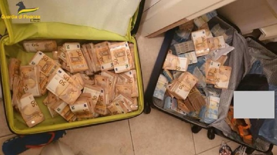 https://www.ragusanews.com/immagini_articoli/03-02-2022/frode-su-fondi-covid-soldi-da-sicilia-aiparadisi-fiscali-ecco-2-modicani-500.jpg