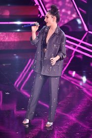 https://www.ragusanews.com/immagini_articoli/03-03-2021/1614761881-sanremo-2021-matilda-de-angelis-all-ariston-veste-prada-5-280.jpg
