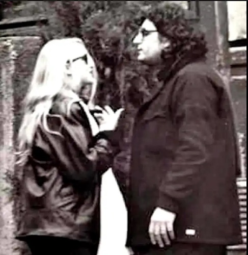 https://www.ragusanews.com/immagini_articoli/03-03-2025/eleonora-giorgi-la-storia-d-amore-con-pino-daniele-foto-500.jpg