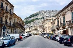 https://www.ragusanews.com/immagini_articoli/03-03-2025/lo-spopolamento-del-centro-storico-di-modica-una-riflessione-diversa-100.jpg