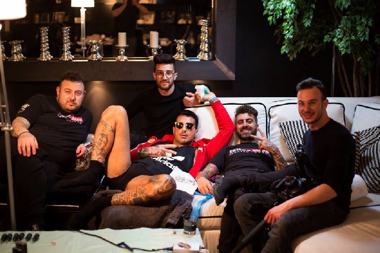 https://www.ragusanews.com/immagini_articoli/03-04-2018/casatrentatre-gira-casa-video-fabrizio-corona-500.jpg