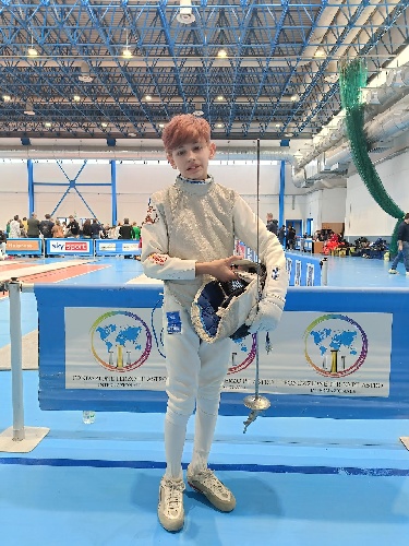 https://www.ragusanews.com/immagini_articoli/03-04-2025/1743682370-ai-campionati-siciliani-di-scherma-under-14-buon-bottino-per-conad-scherma-modica-5-500.jpg