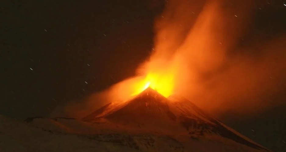 https://www.ragusanews.com/immagini_articoli/03-04-2025/etna-in-eruzione-allerta-volo-rossa-ma-aeroporto-di-catania-aperto-500.jpg