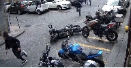 https://www.ragusanews.com/immagini_articoli/03-04-2025/non-si-ferma-e-travolge-agente-nel-video-la-fuga-e-lo-schianto-100.jpg