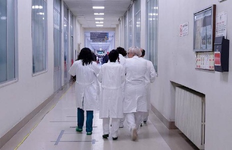 https://www.ragusanews.com/immagini_articoli/03-04-2025/soldi-ai-medici-per-piazzare-forniture-sanitarie-300.jpg