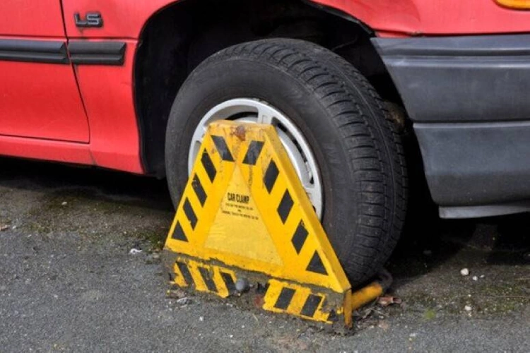 https://www.ragusanews.com/immagini_articoli/03-05-2025/a-catania-arrivano-le-ganasce-alle-auto-500.webp