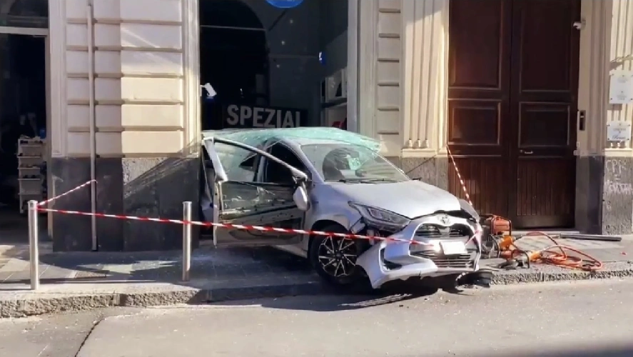 https://www.ragusanews.com/immagini_articoli/03-05-2025/catania-auto-sfonda-vetrina-del-negozio-adidas-in-via-umberto-travolti-due-ragazzi-500.webp