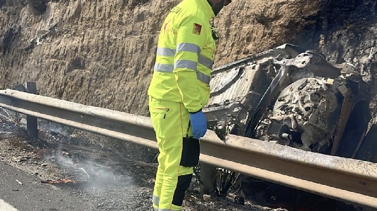 https://www.ragusanews.com/immagini_articoli/03-05-2025/incidente-mortale-tra-playa-grande-e-marina-di-ragusa-uomo-muore-carbonizzato-300.jpg