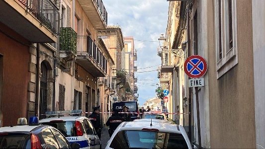 https://www.ragusanews.com/immagini_articoli/03-05-2025/lancia-la-neonata-dal-balcone-il-bambino-di-7-anni-mamma-che-stai-facendo-300.jpg