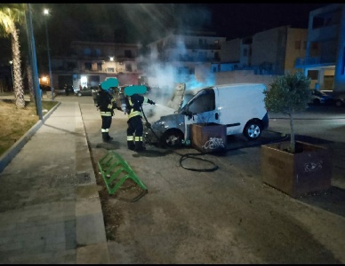 https://www.ragusanews.com/immagini_articoli/03-05-2025/vittoria-in-fiamme-un-furgoncino-in-via-guido-rossa-300.jpg