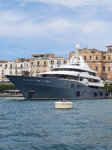 https://www.ragusanews.com/immagini_articoli/03-06-2021/lo-yacht-titan-a-siracusa-500.jpg