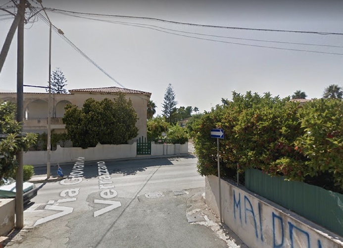 https://www.ragusanews.com/immagini_articoli/03-06-2023/scontro-tra-auto-e-moto-a-marina-di-modica-500.jpg