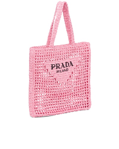 https://www.ragusanews.com/immagini_articoli/03-07-2021/1625325943-un-estate-2021-in-crochet-impazza-il-trend-borse-uncinetto-5-500.jpg
