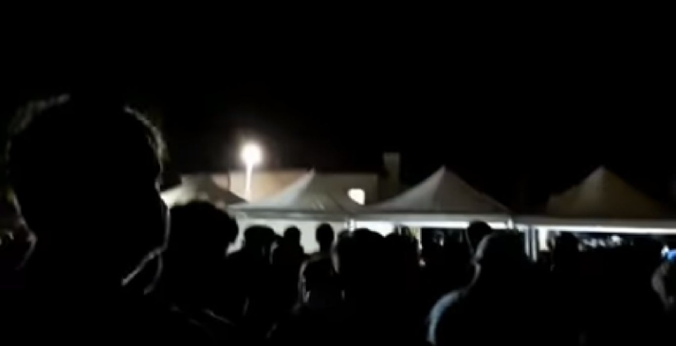 https://www.ragusanews.com/immagini_articoli/03-08-2021/palermo-ressa-al-buio-all-hub-in-fiera-video-500.jpg