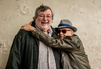 https://www.ragusanews.com/immagini_articoli/03-09-2020/pagani-mette-in-musica-guccini-non-guccini-240.jpg