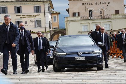 https://www.ragusanews.com/immagini_articoli/03-10-2020/1601750191-papa-francesco-ad-assisi-su-una-golf-l-auto-media-dell-uomo-medio-1-280.jpg
