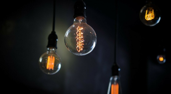 https://www.ragusanews.com/immagini_articoli/03-10-2022/bollette-come-risparmiare-con-le-lampadine-al-led-300.jpg