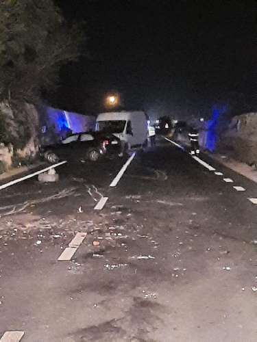 https://www.ragusanews.com/immagini_articoli/03-11-2023/1699040021-brutto-incidente-sulla-ragusa-chiaramonte-3-mezzi-coinvolti-una-ferita-1-500.jpg