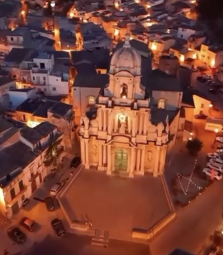 https://www.ragusanews.com/immagini_articoli/03-11-2024/scicli-dal-cielo-di-notte-in-un-video-500.jpg
