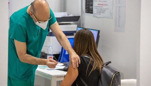 https://www.ragusanews.com/immagini_articoli/03-12-2021/la-prof-no-vax-basta-mi-vaccino-ho-speso-gia-350-euro-280.jpg