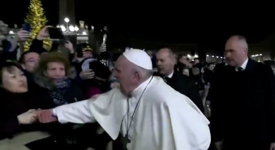 https://www.ragusanews.com/immagini_articoli/04-01-2020/schiaffi-papa-dove-e-la-donna-cinese-e-cosa-ha-detto-a-francesco-500.jpg