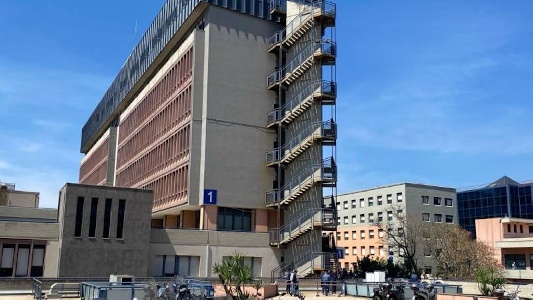 https://www.ragusanews.com/immagini_articoli/04-01-2025/medico-aggredito-con-calci-e-pugni-al-policlinico-300.jpg