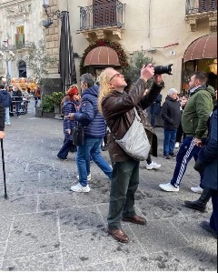 https://www.ragusanews.com/immagini_articoli/04-02-2025/1738663519-sant-agata-a-catania-il-leader-dei-simply-red-michael-james-hucknall-affascinato-fa-foto-1-300.jpg