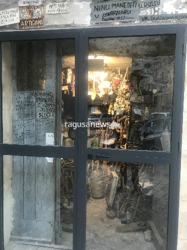 https://www.ragusanews.com/immagini_articoli/04-05-2018/rivive-diventa-museo-bottega-nino-lanternaio-500.jpg