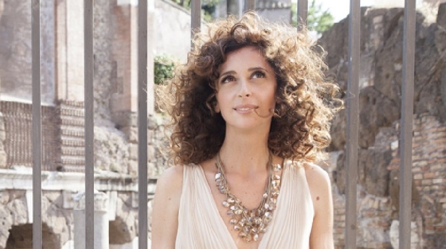 https://www.ragusanews.com/immagini_articoli/04-05-2018/valery-teresa-mannino-teatro-antico-taormina-500.jpg