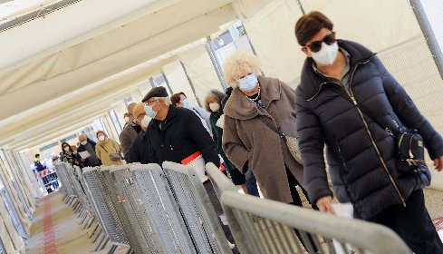 https://www.ragusanews.com/immagini_articoli/04-05-2021/covid-vaccinandoci-usciremo-dall-epidemia-anche-senza-immunita-di-gregge-280.jpg
