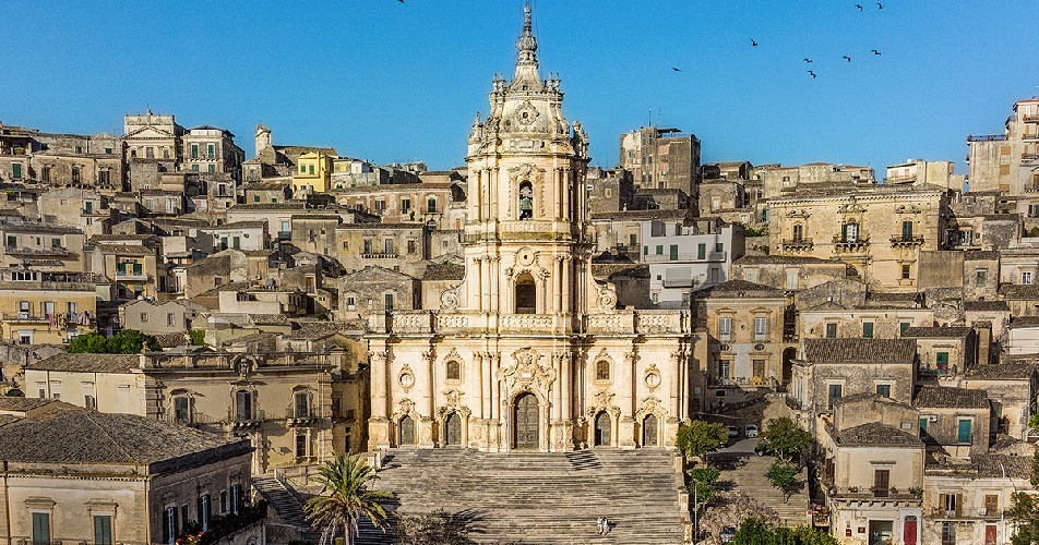https://www.ragusanews.com/immagini_articoli/04-05-2024/i-lavori-abusivi-davanti-alla-chiesa-di-san-giorgio-di-modica-500.jpg