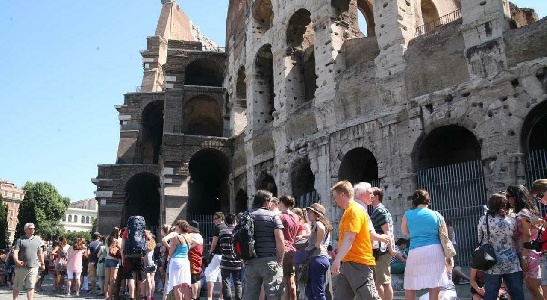 https://www.ragusanews.com/immagini_articoli/04-05-2025/roma-scavalca-cancelli-colosseo-ma-cade-e-resta-infilzato-da-inferriata-orrore-davanti-a-turisti-300.jpg