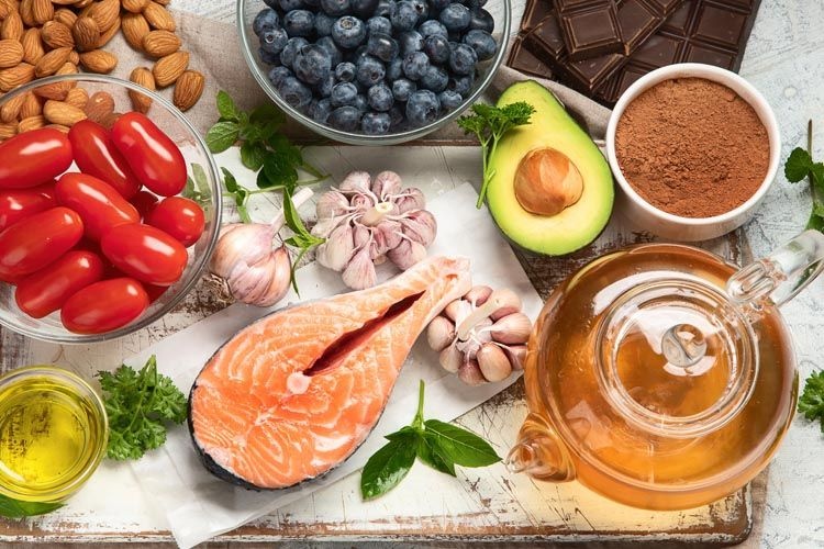 https://www.ragusanews.com/immagini_articoli/04-06-2021/dieta-e-cibi-anti-invecchiamento-cosa-mangiare-per-mantenersi-giovani-500.jpg