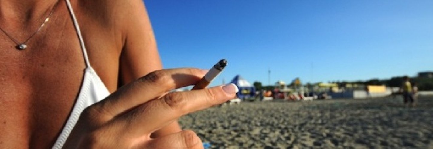 https://www.ragusanews.com/immagini_articoli/04-07-2019/un-segno-di-civilta-vietato-fumare-in-spiaggia-500.jpg