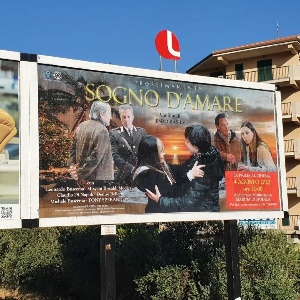 https://www.ragusanews.com/immagini_articoli/04-08-2022/1659611185-a-marina-di-modica-la-prima-di-sogno-d-amare-il-film-girato-in-citta-1-300.jpg