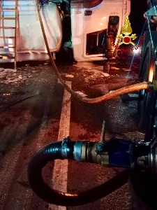 https://www.ragusanews.com/immagini_articoli/04-09-2024/1725439737-si-ribalta-autocisterna-carica-di-carburante-panico-sulla-statale-1-300.jpg