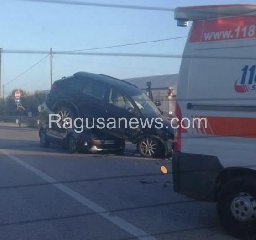 https://www.ragusanews.com/immagini_articoli/04-10-2019/1570210636-pauroso-incidente-donnalucata-cava-d-aliga-1-240.jpg